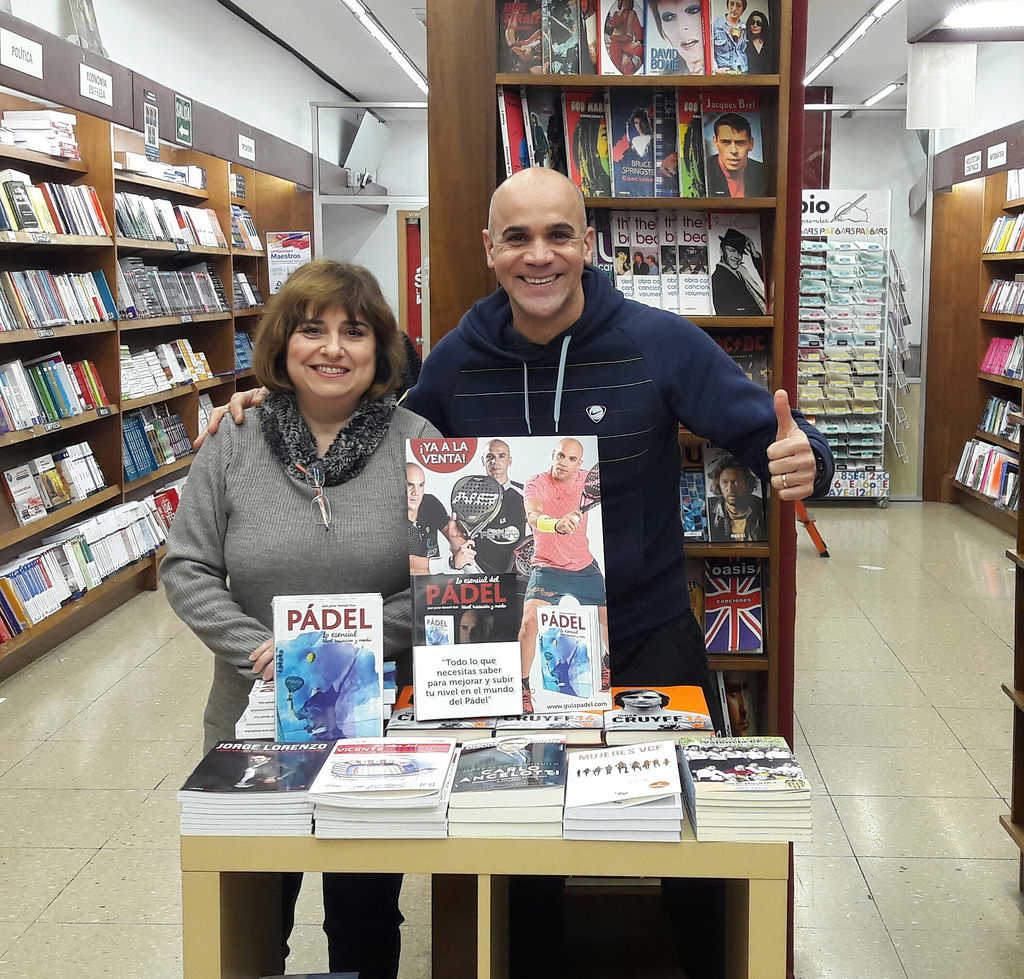 L'autor valencià a la llibreria Soriano, on també es pot comprar el llibre.