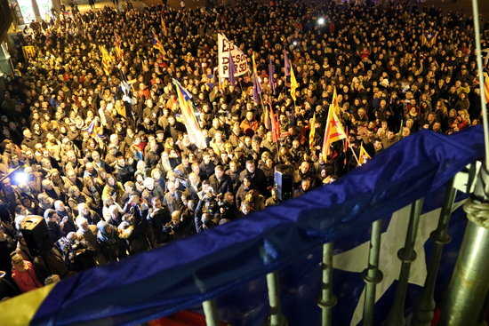 Centenars de persones a la Plaça Major de Vic durant la concentració en solidaritat a la detenció del regidor Joan Coma.