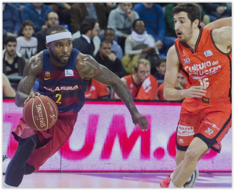 Tyrese Rice davant Guillem Vives durant el partit.
