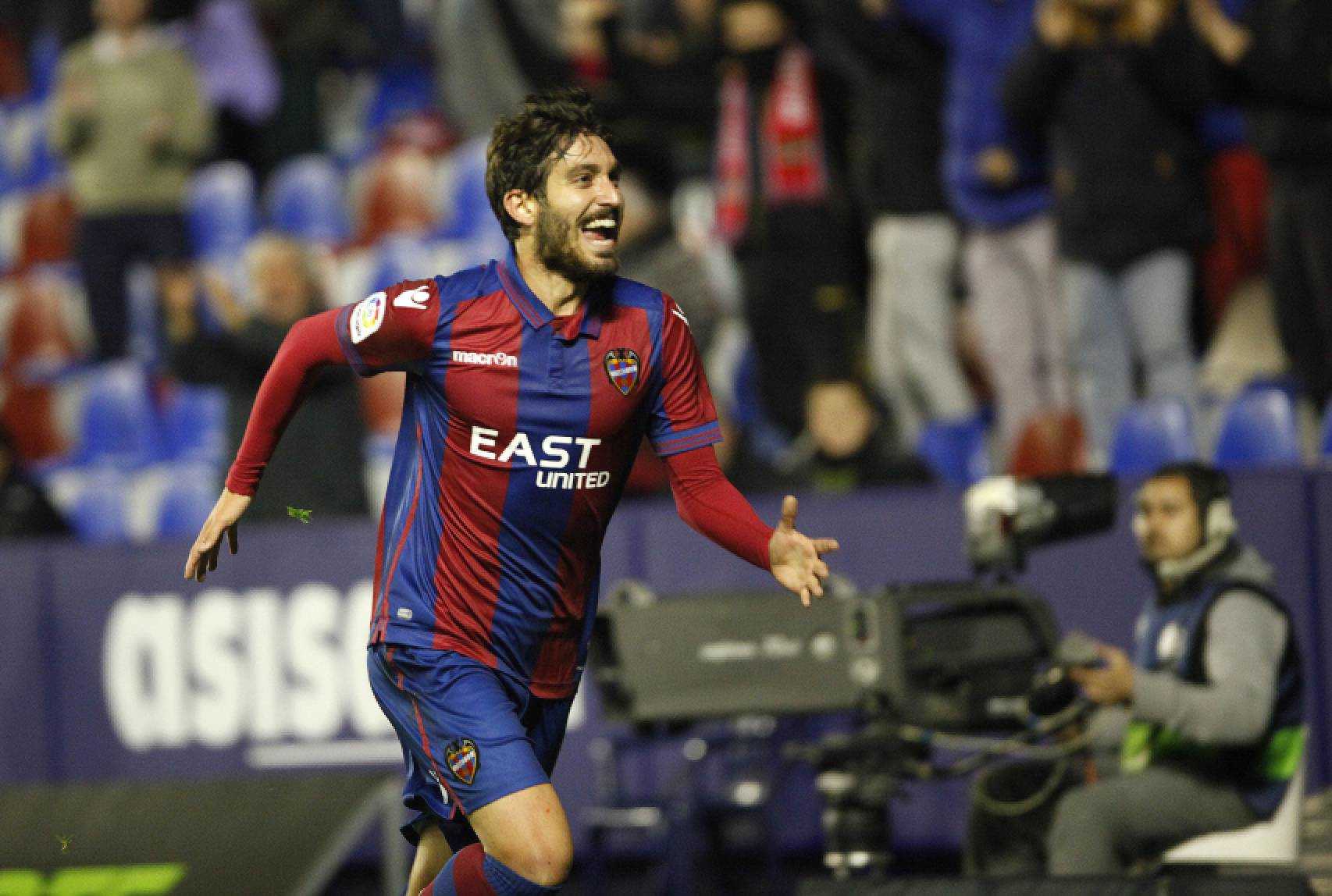 Campaña celebra un gol front al Rayo Vallecano al Ciutat de València.