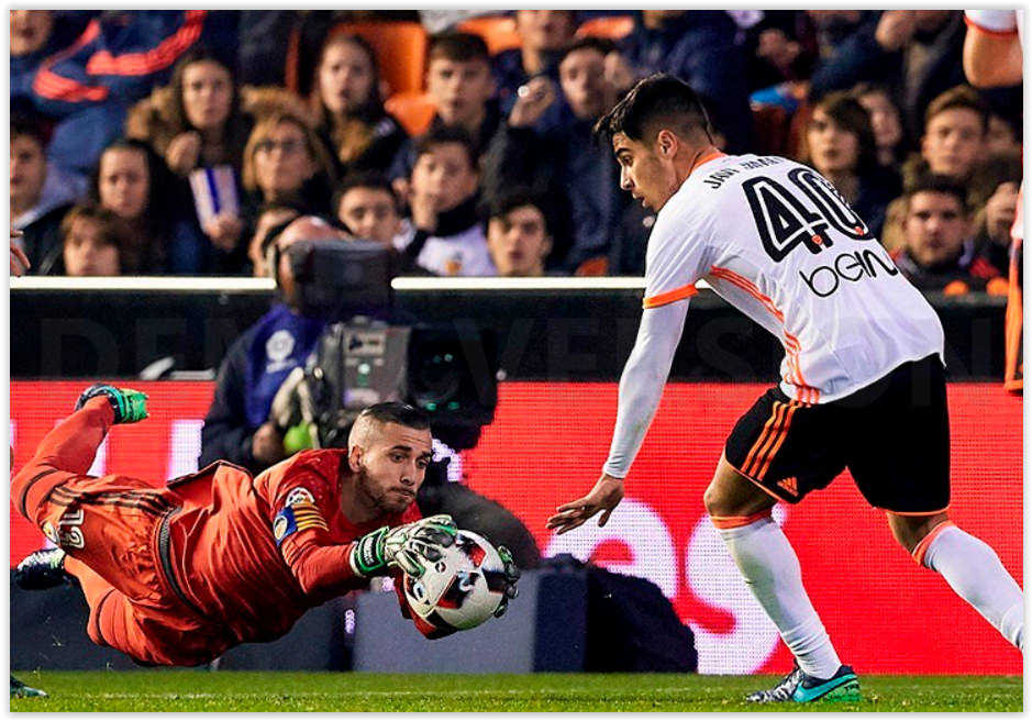 Jaume atrapa un baló davant el canterà debutant Javi Jiménez.