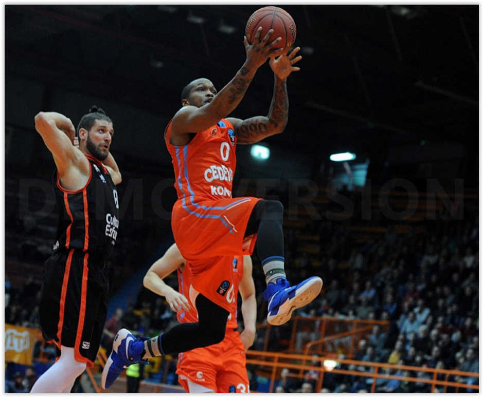 Diot intenta frenar per darrere una entrada a cistella de James.