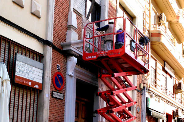 Retirada de l'escut situat al CEIP Teodor Llorente.