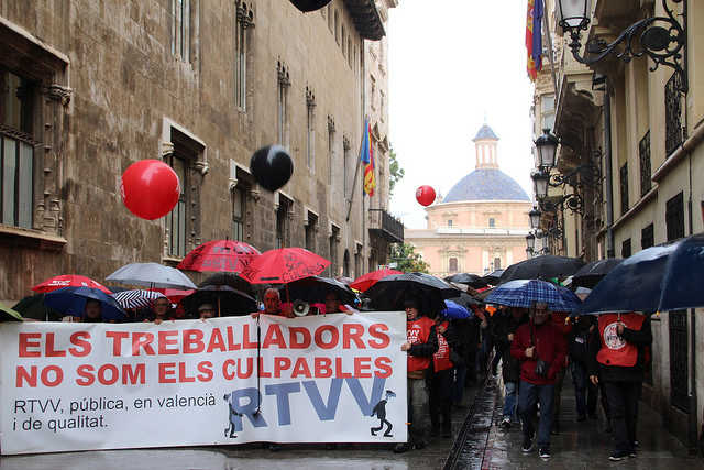 Manifestació del sindicats CCOO, Intersindical, UGT, CGT, CSIF i USO a les portes de la Generalitat.