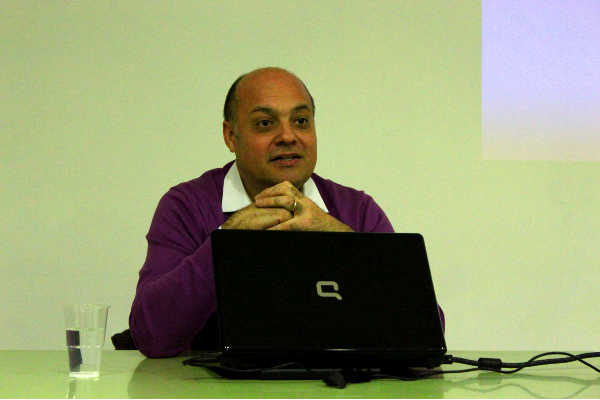 Manel Arcos, a Murla, presentant 'El robatori de Benimassot'.