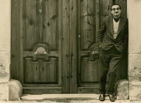 Joan Fuster a la porta de sa casa.