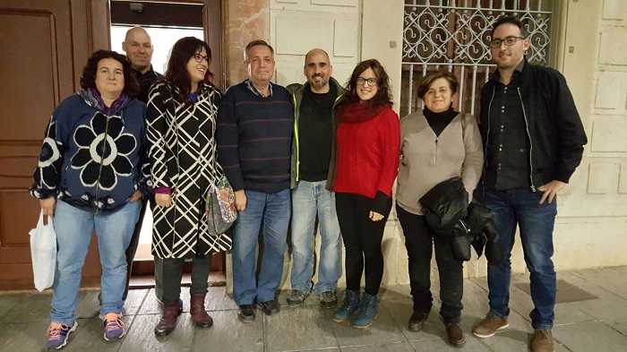E coordinador d'EUPV, David Rodríguez, ahir, junt amb els regidors del grup municipal de L'Esquerra de l'Ajuntament de Crevillent, Josep Candela i Ana Vanesa Mas, i militants de la formació d'esquerres, abans del Ple.