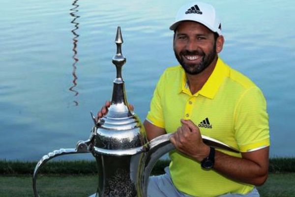 El golfista valencià amb la copa guanyada a Dubai.