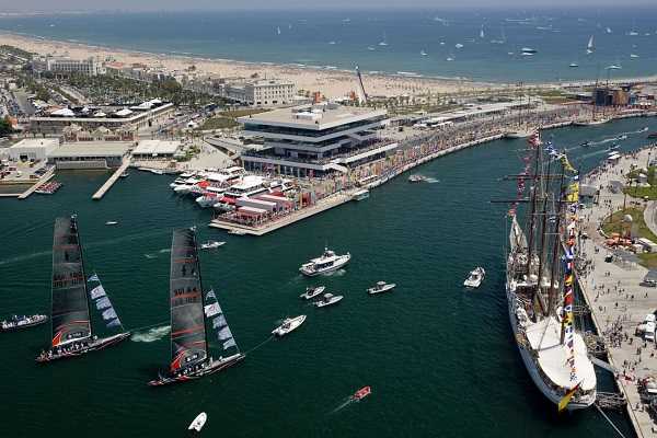 Un moment posterior a una regata prèvia de la 32 edició de l'America's Cup celebrada a València.