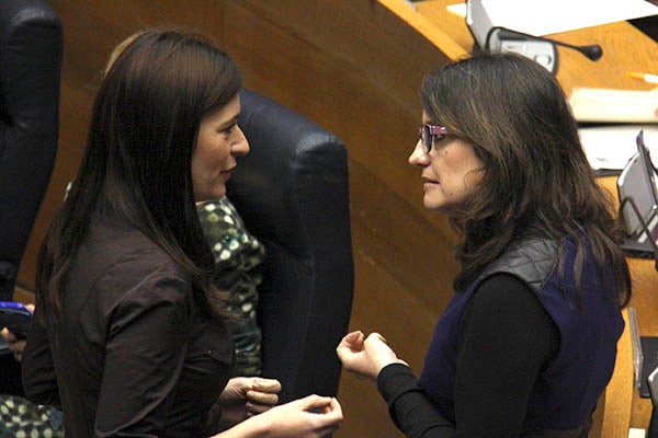 La vicepresidenta Mónica Oltra amb la consellera de Sanitat, Carmen Montón, moments abans de la sessió de control a les Corts Valencianes.
