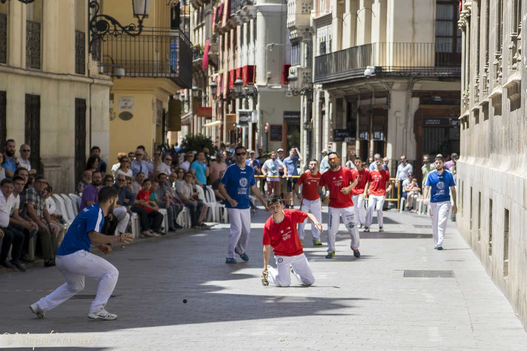 Partida de llargues al carrer de Cavallers.