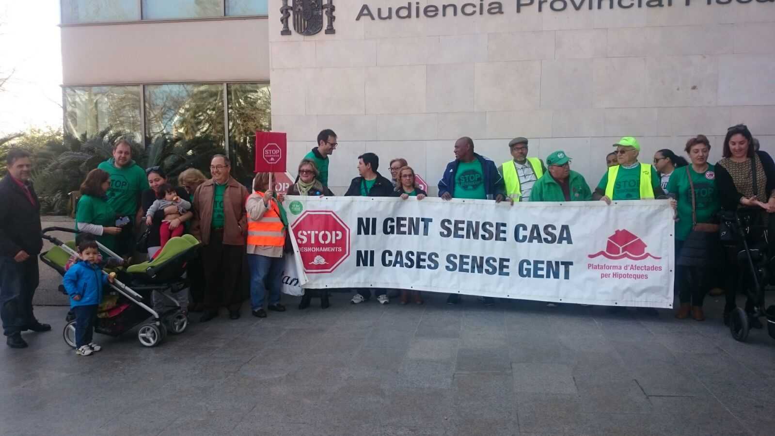 Concentraciño de la PAH, aquest matí, davant la Ciutat de la Justícia de València.