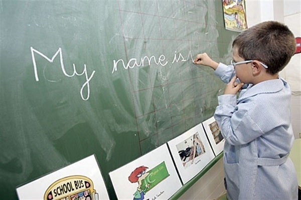 Imatge d'arxiu d'un xiquet que escriu anglès en la pissarra del col•legi.