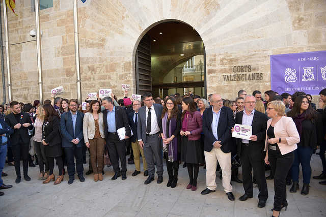 Un moment de la concentració davant les Corts.