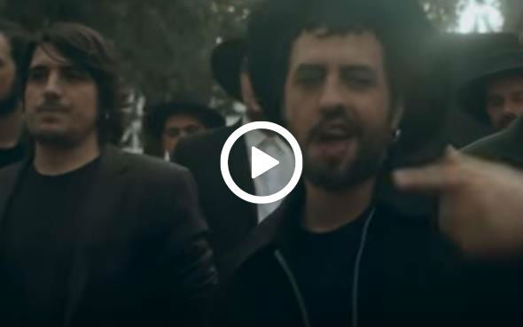 Fotograma del videoclip ‘El cap per Avall’, de Zoo.