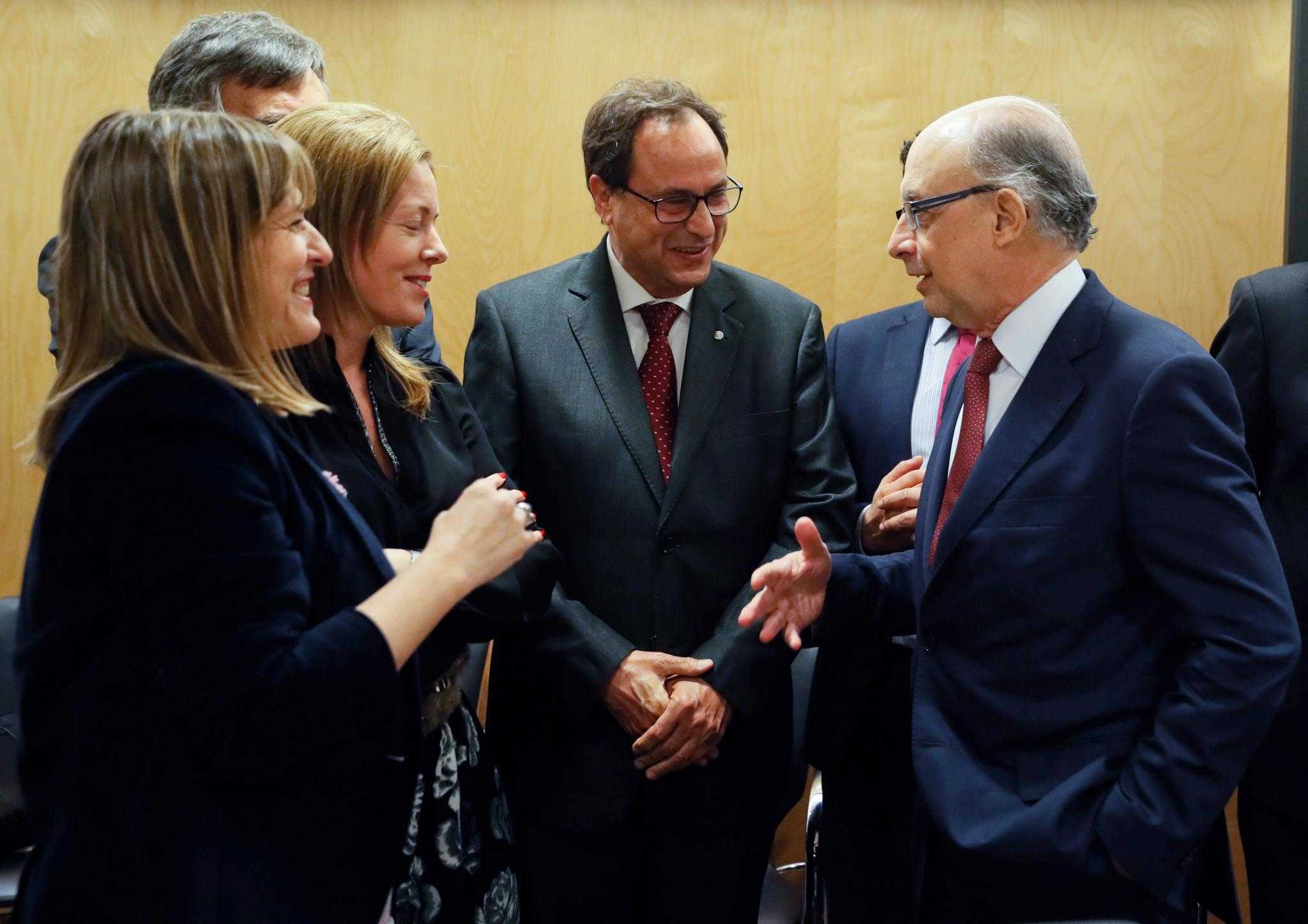 El conseller d'Hisenda, Vicent Soler i la secretària autonòmica d'Hisenda, Clara Ferrando, amb el ministre de Foment, Cristóbal Montoro.