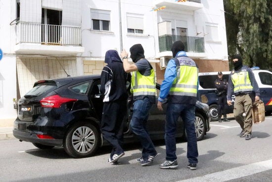 Imatge del moment en què els agents s'emporten el detingut.