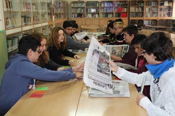 Realització del taller 'Llegir Premsa' a l'IES CAMP DE TÚRIA de Llíria, impartit per la periodista Sara Serrano.