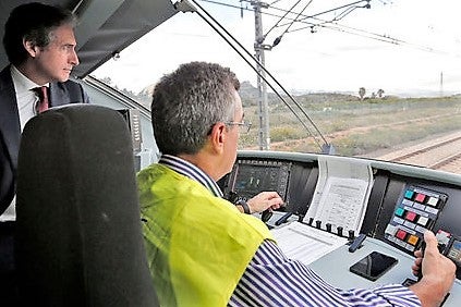 El ministre de Foment, Íñigo de la Serna, ha participat aquest dilluns en un dels viatges de prova del tram d'alta velocitat València-Castelló. / POOL / EFE