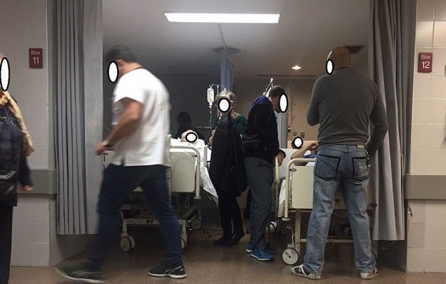 Imatge d'un box per a dos persones ocupat per quatre malalts i acompanyants.