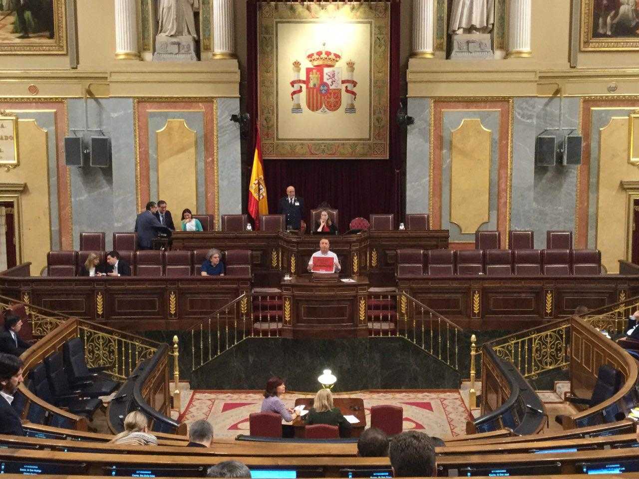 El diputat de Compromís Joan Baldoví mostra el cartell al Congrés.