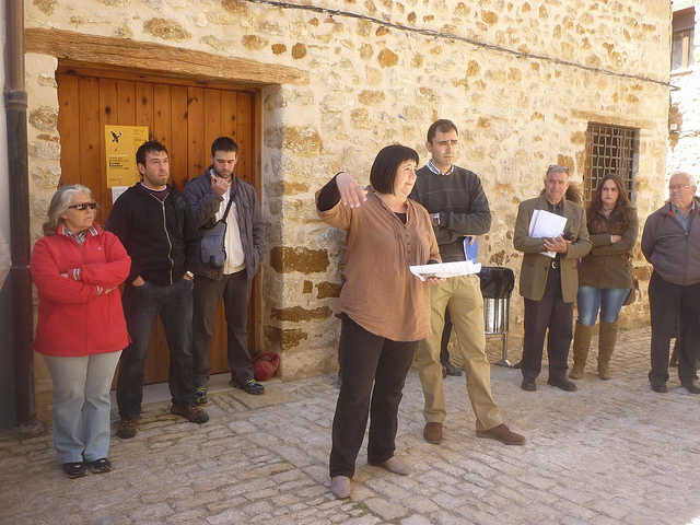 Els membres del Grup de la memòria de Benassal donen la benvinguda  a l'acte, al capdavant Pilar Vidal, Presidenta del Grup i Oscar Vives, coordinador de l'exposició sobre els bombardejos