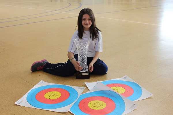 L'arquera campiona infantil, amb el seu trofeu.