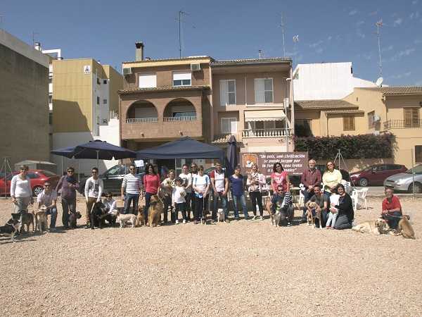 Imatge corresponent a la inauguració de la nova zona per als gossos d'Almussafes.