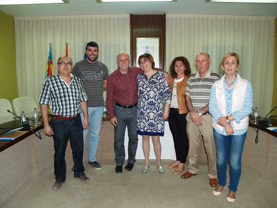Esperanza Carbonell, al costat de l'alcalde, amb els seus companys de l'equip de govern, després del ple.