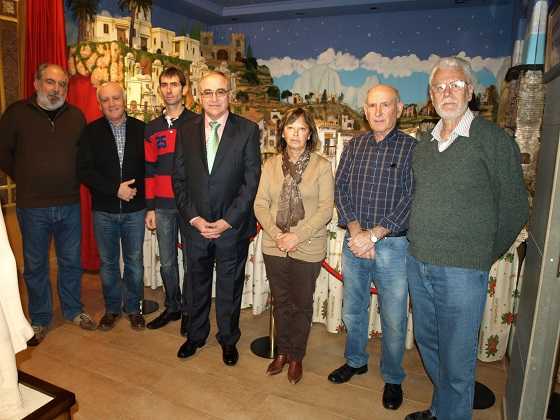 Un moment de la visita institucional al betlem d'Antonio Sallent.