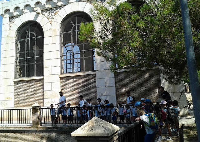 Xiquets davant la Casa de les comportes on naix la Sèquia Real