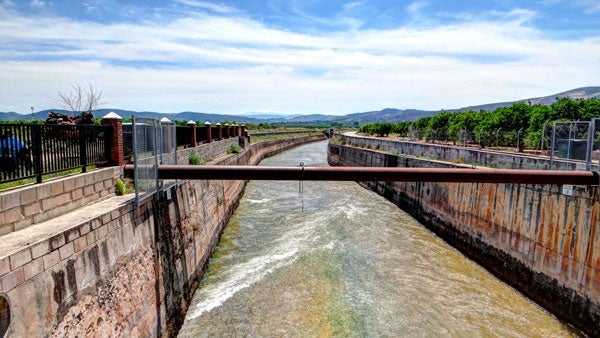 Solta d'aigües desde l'assut d'Antella