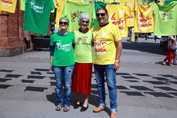 Els representants de Somescola, Escola Valenciana i l'Assemblea de Docents de les Illes, aquest dimecres davant de l'Arc de Triomf.