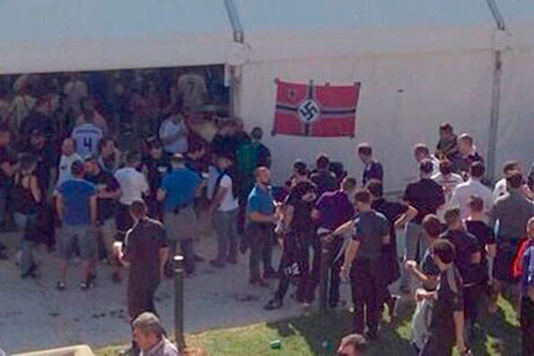 Una bandera nazi presideix al tendal dels aficionats del Reial Madrid a València, abans de la final de la Copa del Rei entre el Madrid i el Barcelona.