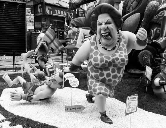 Ninots de Rita i Rajoy en la falla Sant Vicent-periodista Azzati.