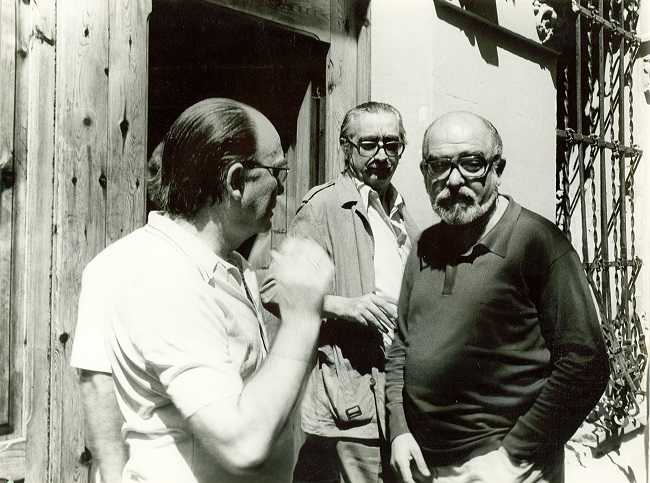 A la porta de sa casa, al carrer de Sant Josep, amb Andrés Estellés i Vicent Ventura, després de l'atemptat del 12 de setembre de 1981.