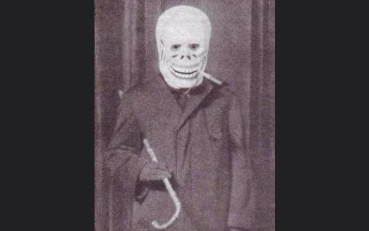 Anònim, George Grosz disfressat de la Mort Dadà, Berlin, 1918