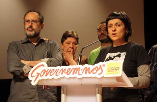 Pla mig el candidat de la CUP, Antonio Baños, i la número 2, Anna Gabriel, valorant els resultats de les eleccions. Imatge del 28 de setembre.