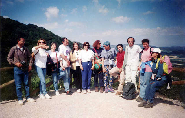 Joan Pellicer amb personal sanitari de l'hospital Francesc de Borja de Gandia. Excursió didàctica a la Font Roja d'Alcoi (1999).