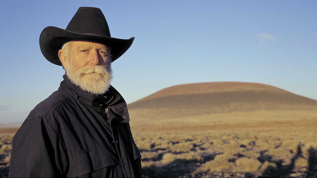 James Turrell davant de 'Roden Crater