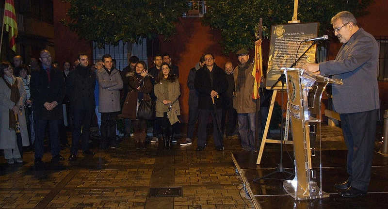 En la fotografia, el regidor Pasqual Batalla llegeix el parlament davant els regidors de Xàtiva i Vila-real