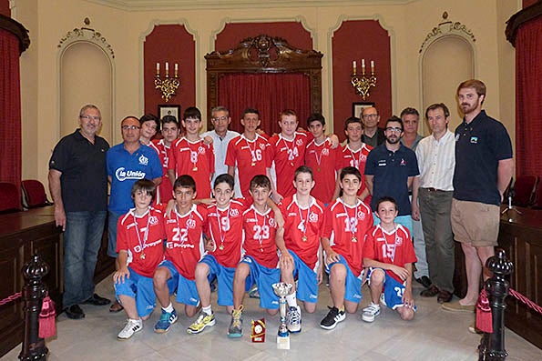 Jugadors a l’Ajuntament junt a les autoritats.