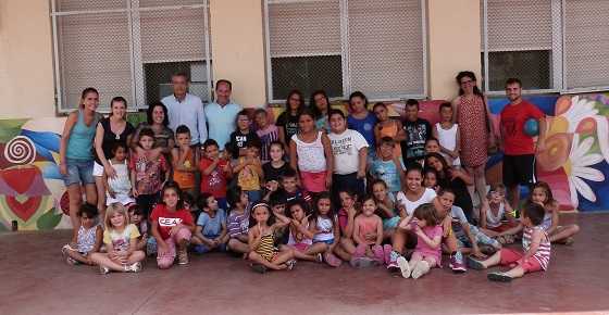 Xiquets i xiquetes amb els monitors, la regidora de benestar social, l'alcalde i el director del Pepita Greus.