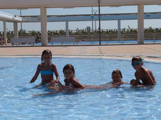 Xiquets gaudint del bany a la piscina municipal d'Alginet