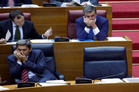 De l'home mire sempre les mans