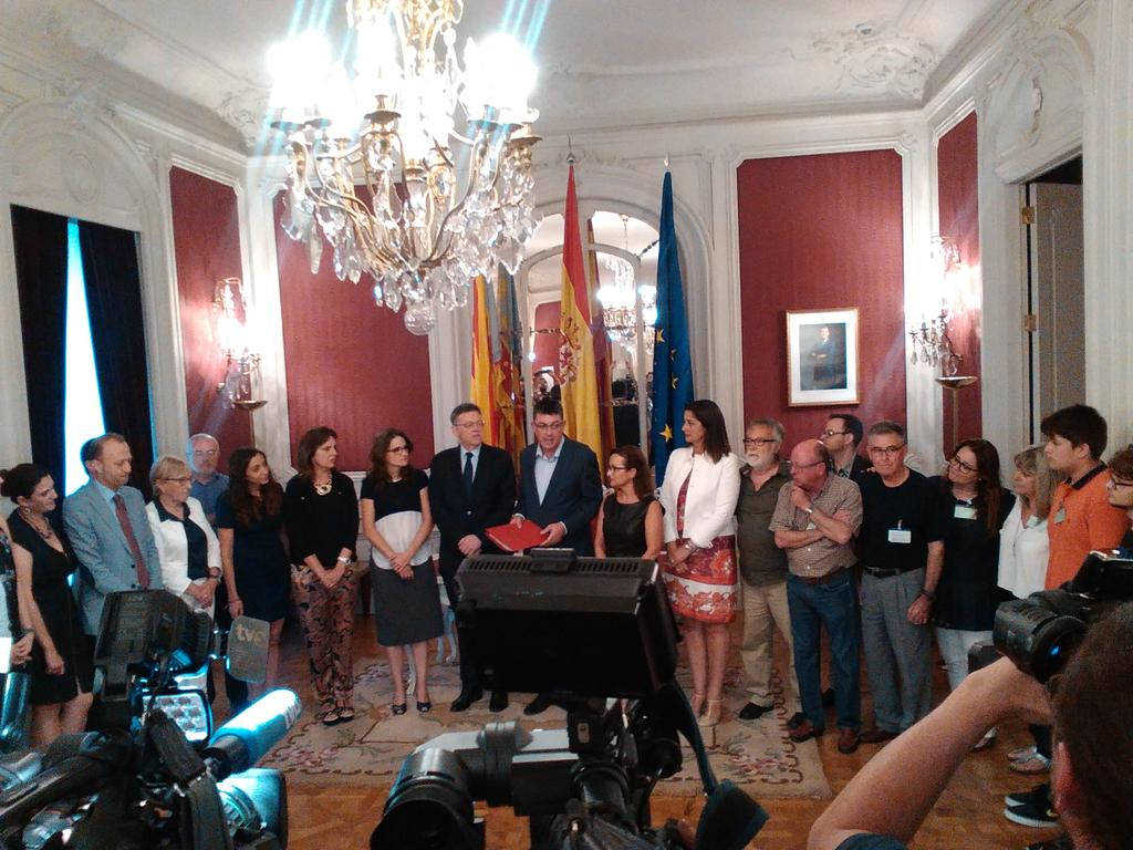 El Molt Honorable President de la Generalitat i el de les Corts amb les víctimes del metro