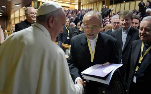 El P. Francesc Mulet entrega un exemplar de Saó al papa