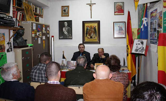 Església i simbols feixistes