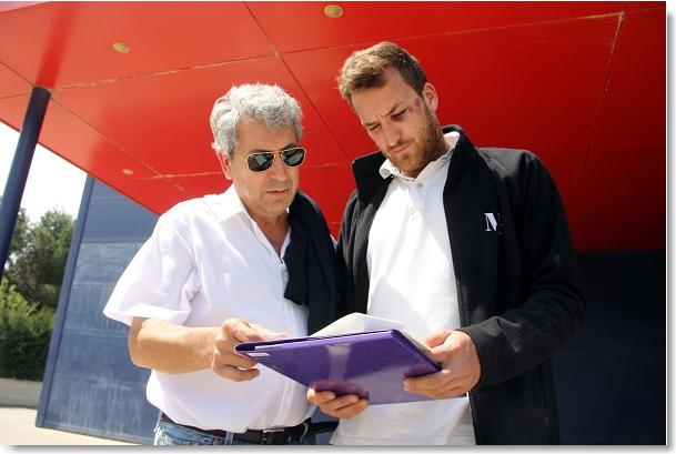 El jove que ha denunciat les agressions, Rafa Martín, acompanyat de son pare després d'interposar la denúncia davant la comissaria de Roses.