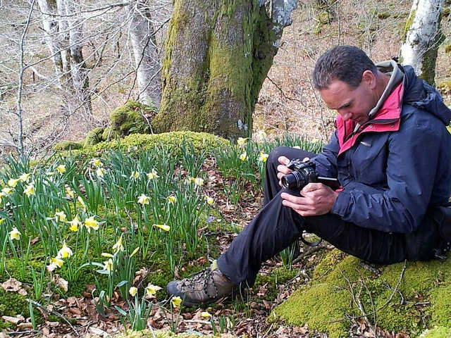 El biòleg Evarist March, catalogant espècies silvestres.